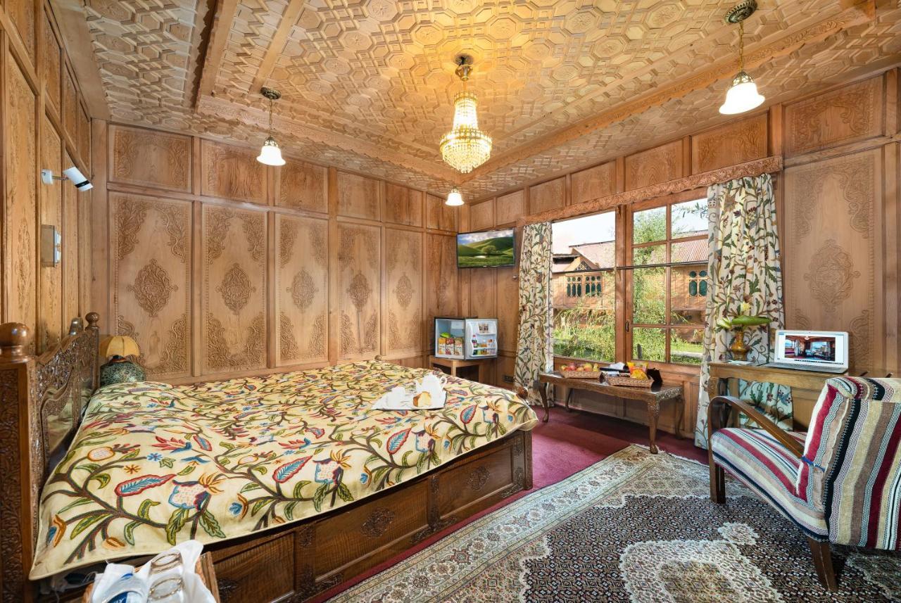 Welcomheritage Gurkha Houseboats Hotel 4*