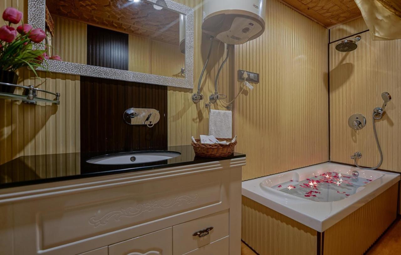 Welcomheritage Gurkha Houseboats Hotel Srinagar (Jammu and Kashmir)
