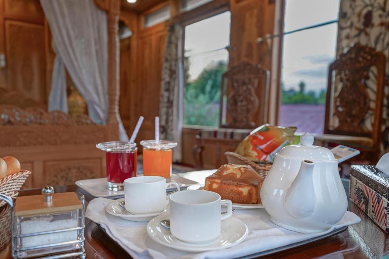 Hotel Welcomheritage Gurkha Houseboats Srinagar (Jammu and Kashmir)