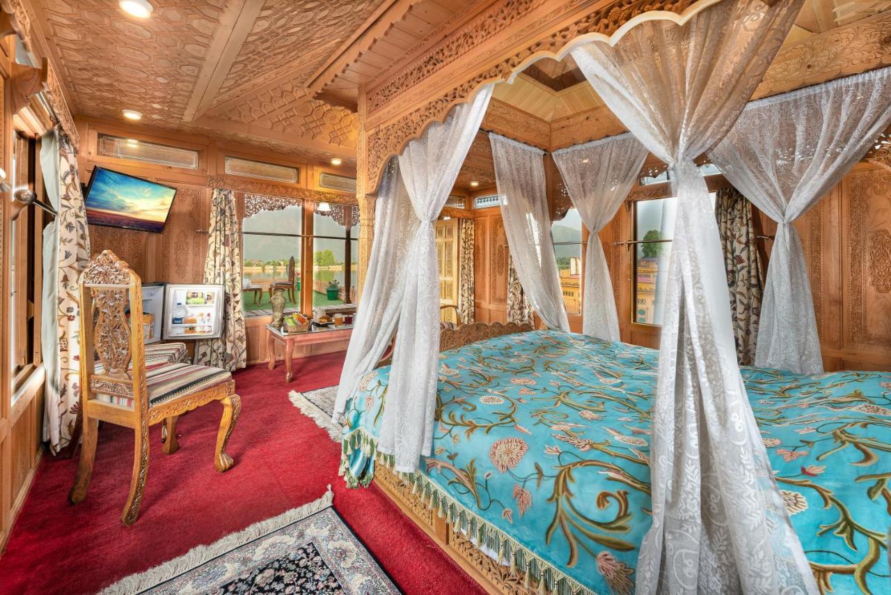 Hotel Welcomheritage Gurkha Houseboats
