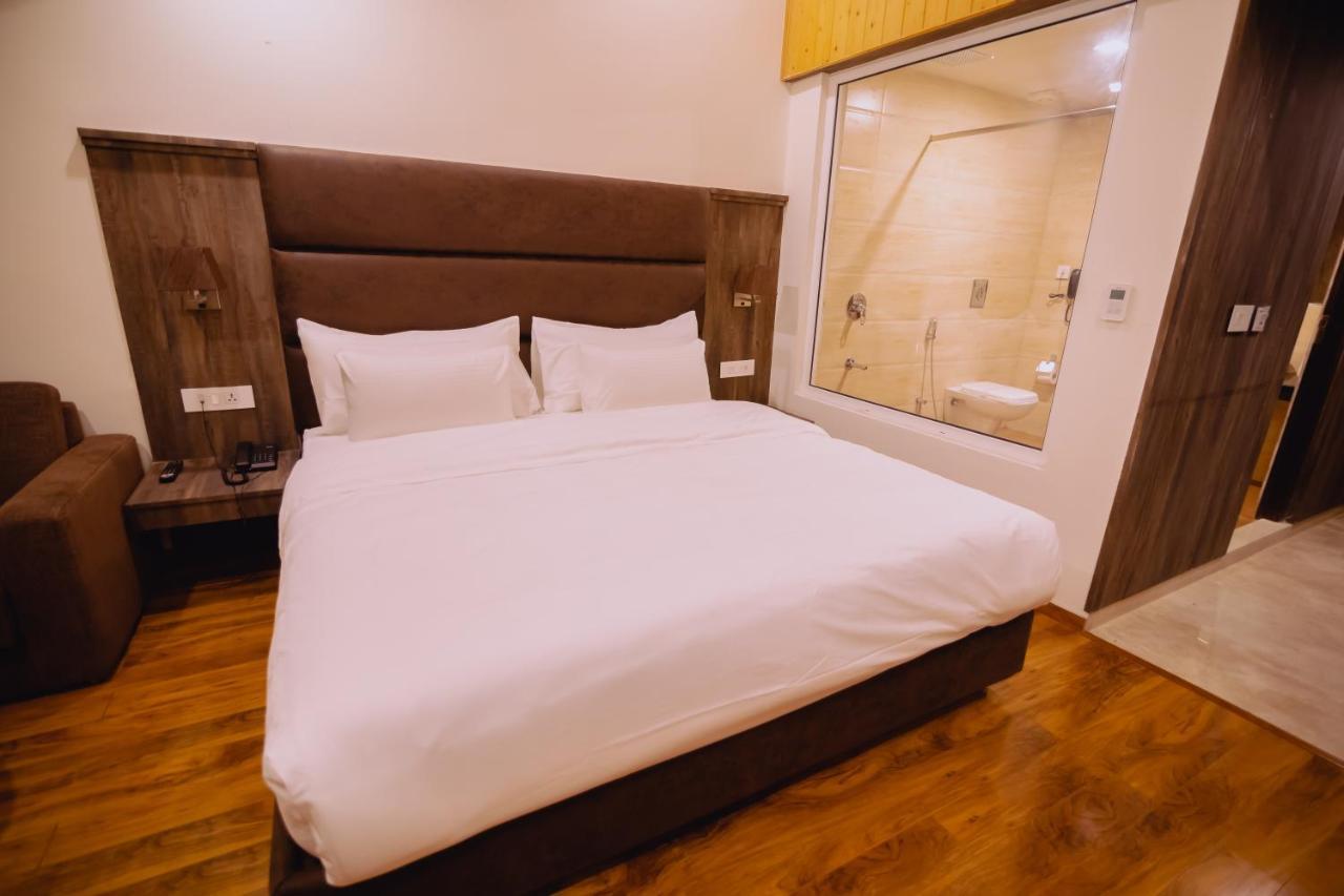 The Azara 4*