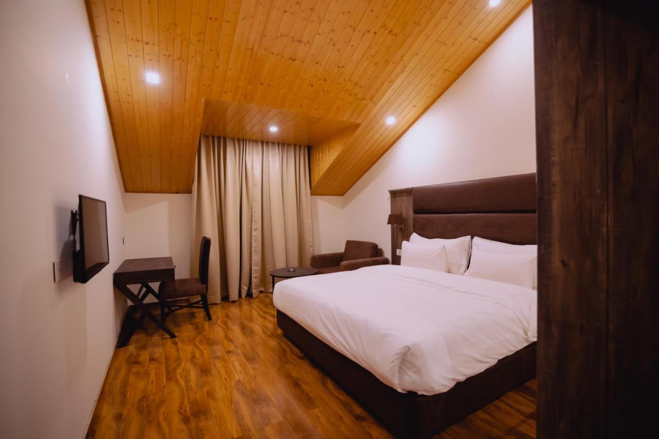 Hotel The Azara Srinagar (Jammu and Kashmir)