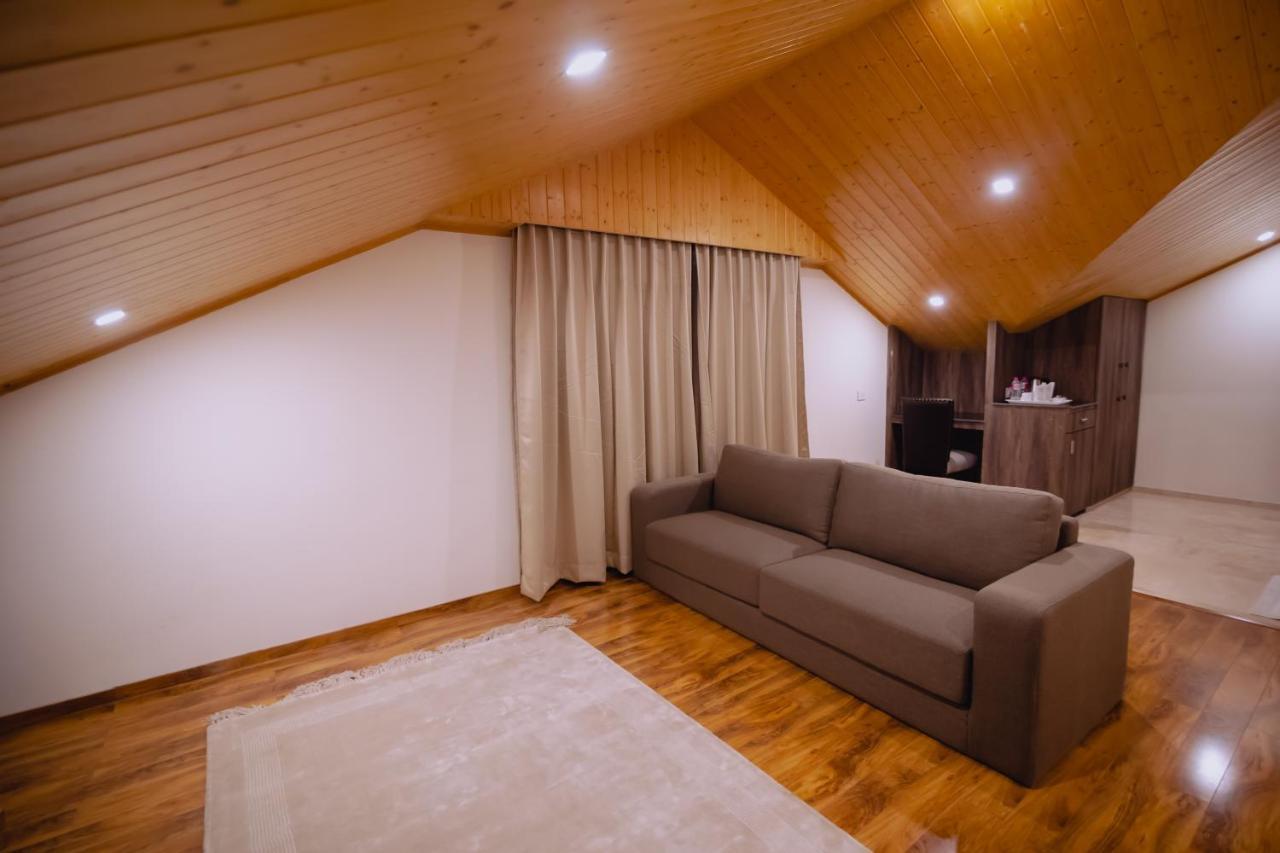The Azara 4* Srinagar (Jammu and Kashmir)