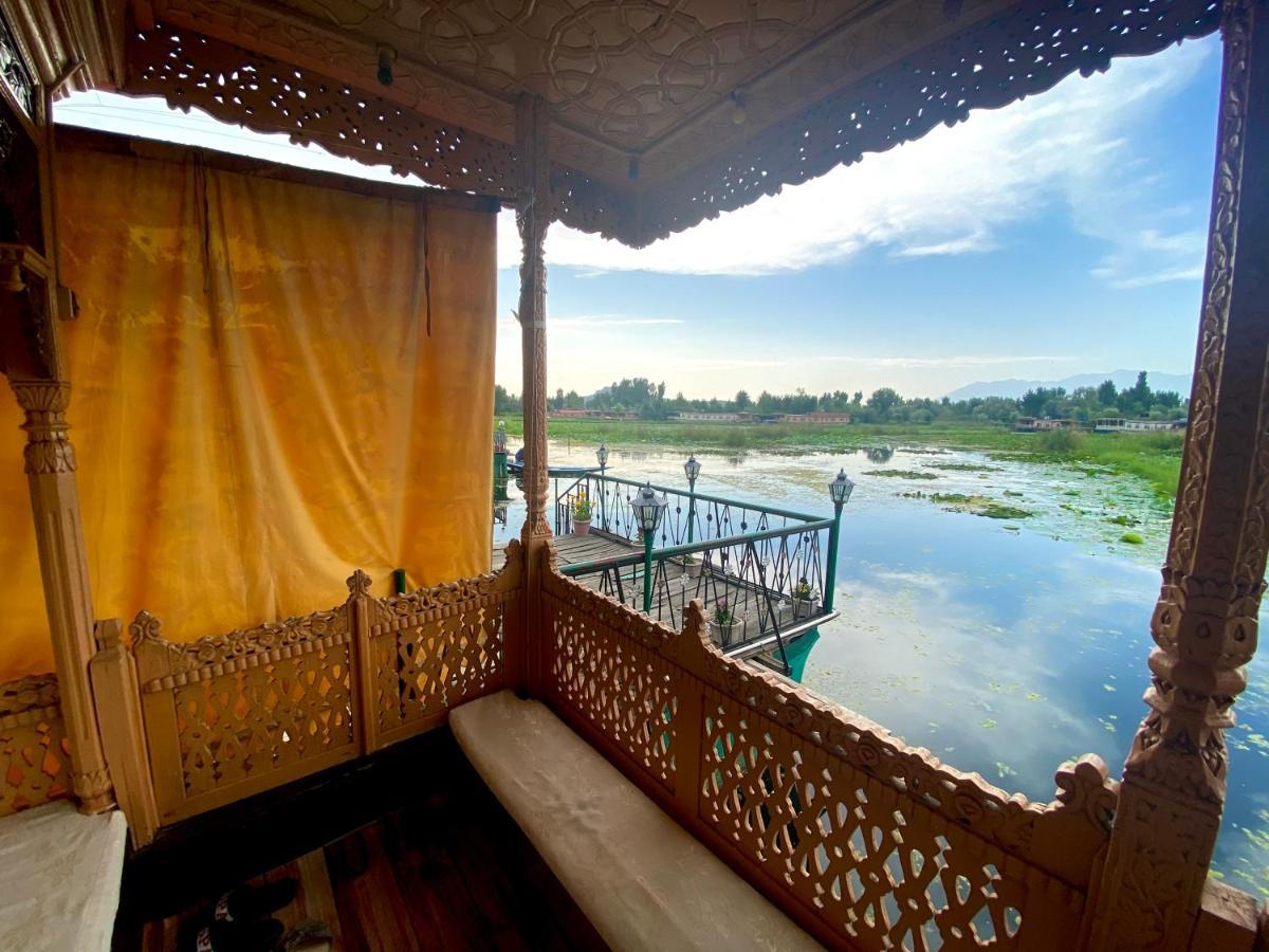 Green Paradise Houseboat