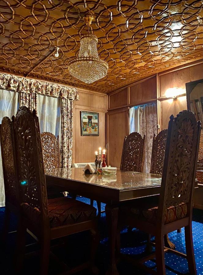 Botel Green Paradise Houseboat 4*