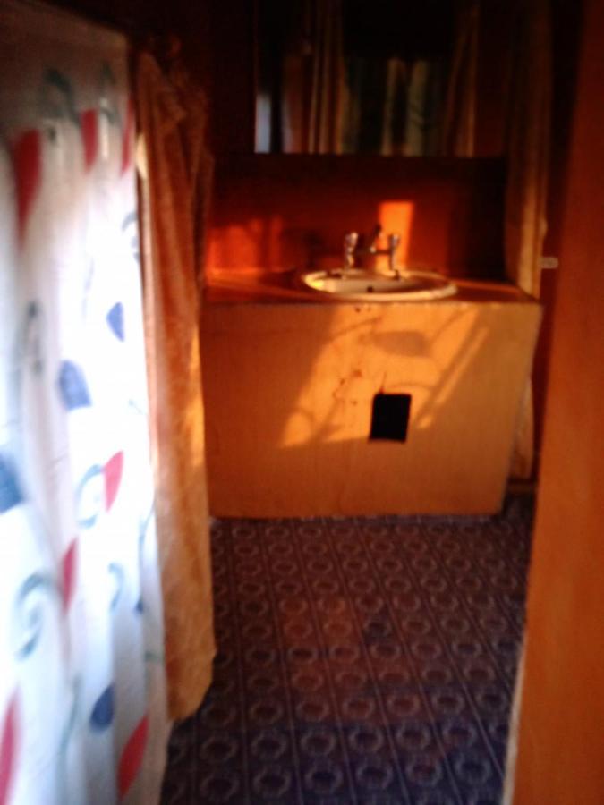 Hotel Houseboat Young Wild Rose