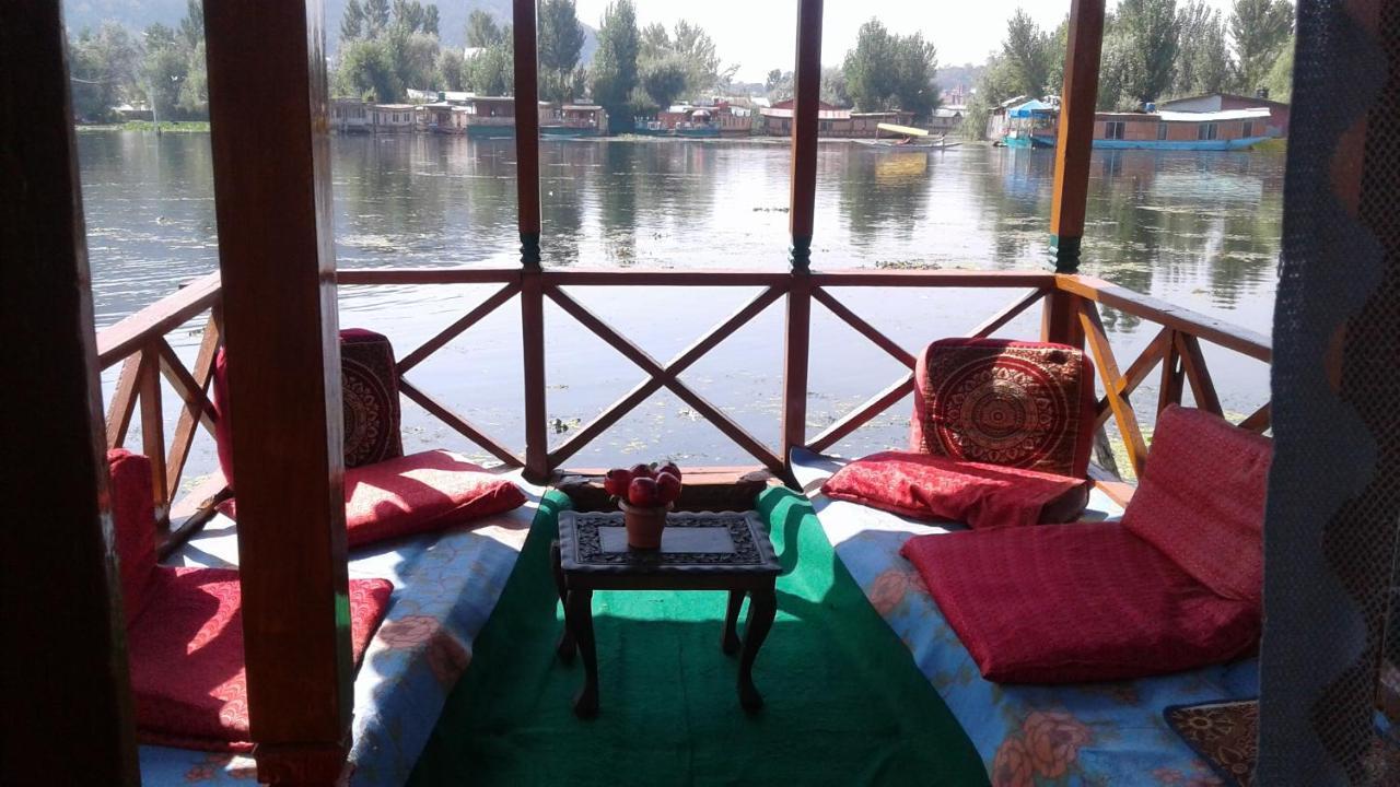 Houseboat Dunhill *