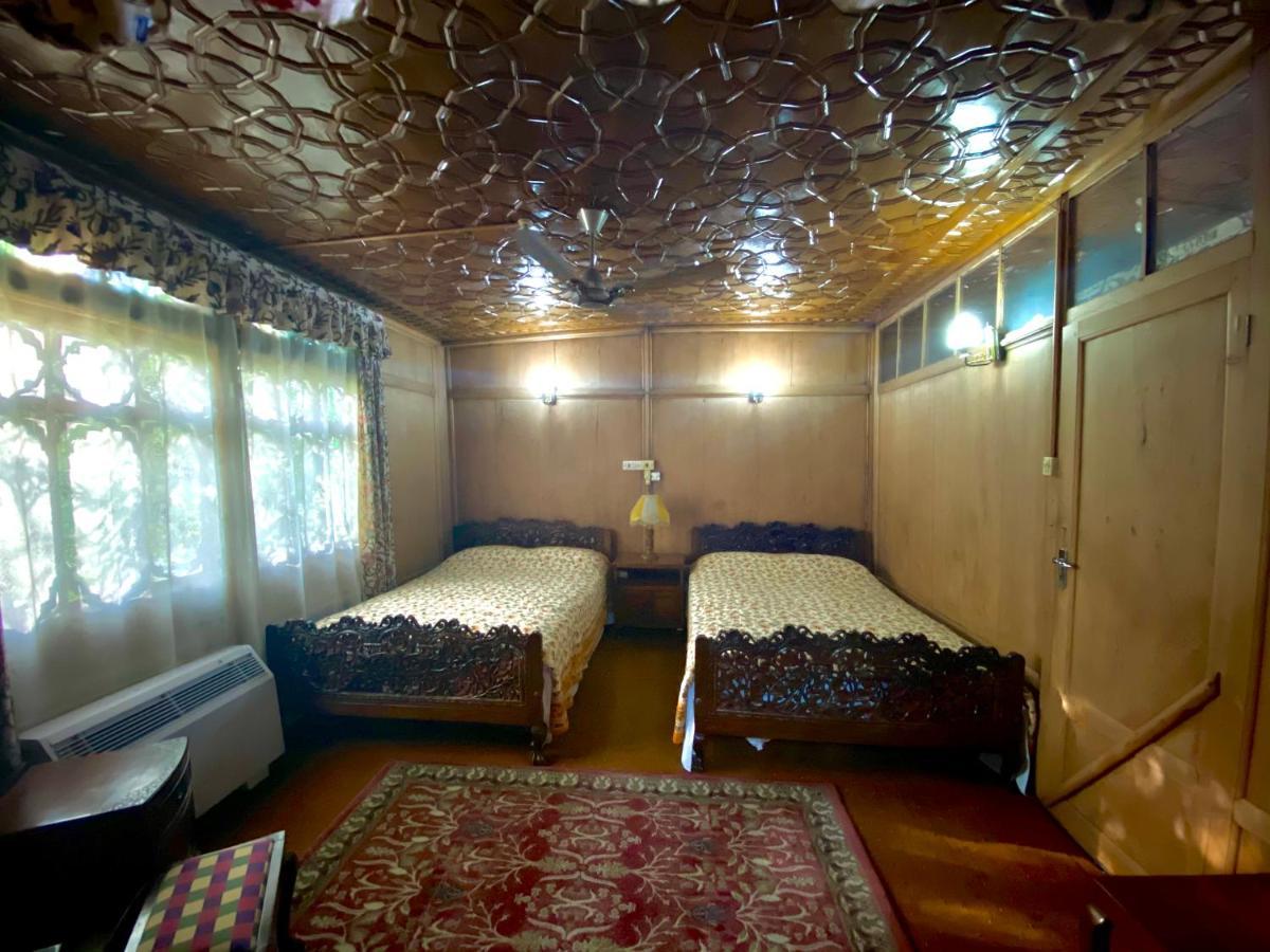 Green Paradise Houseboat Botel