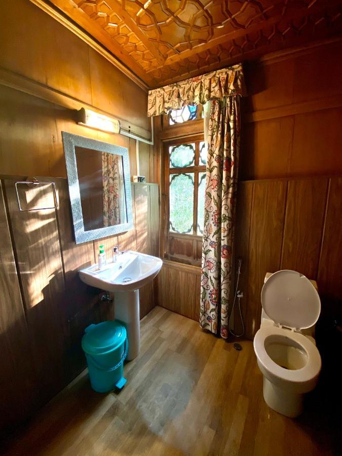 Botel Green Paradise Houseboat 4*