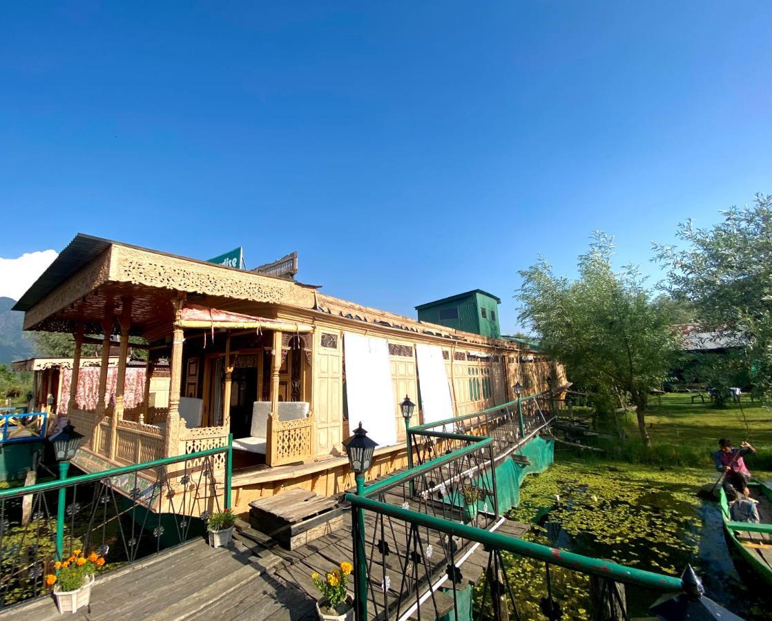 Green Paradise Houseboat Botel