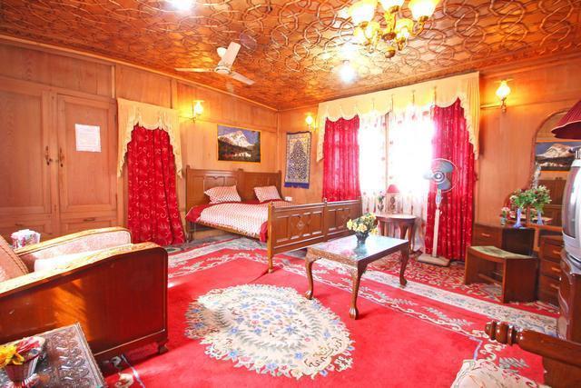 Botel Houseboat Taj Palace