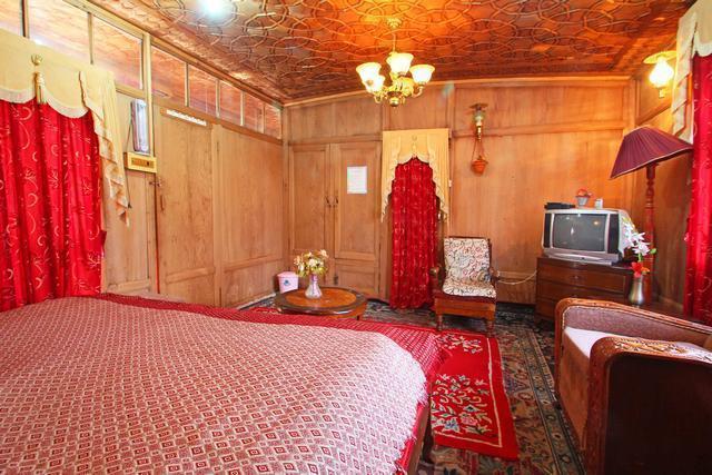 Botel Houseboat Taj Palace *
