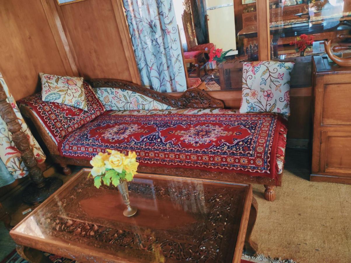 Houseboat Sheikh Palace Srinagar (Jammu and Kashmir)