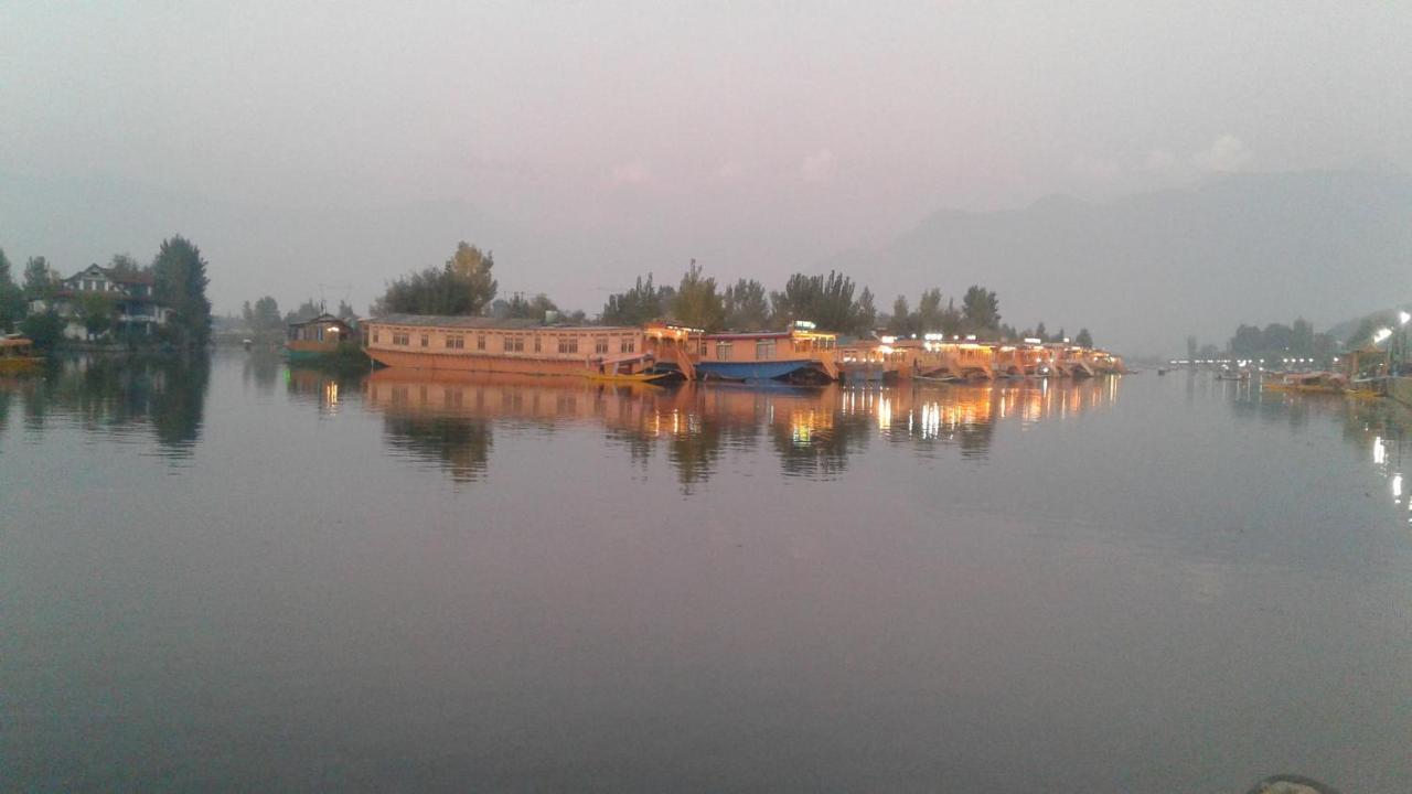 Houseboat Dunhill Bed & Breakfast *