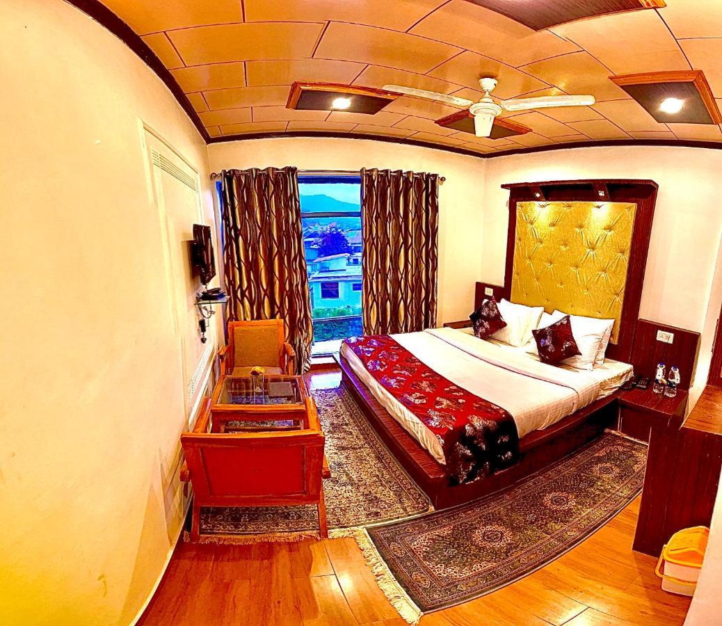 Lake Avenue, Dal Lake By Pattern 3*