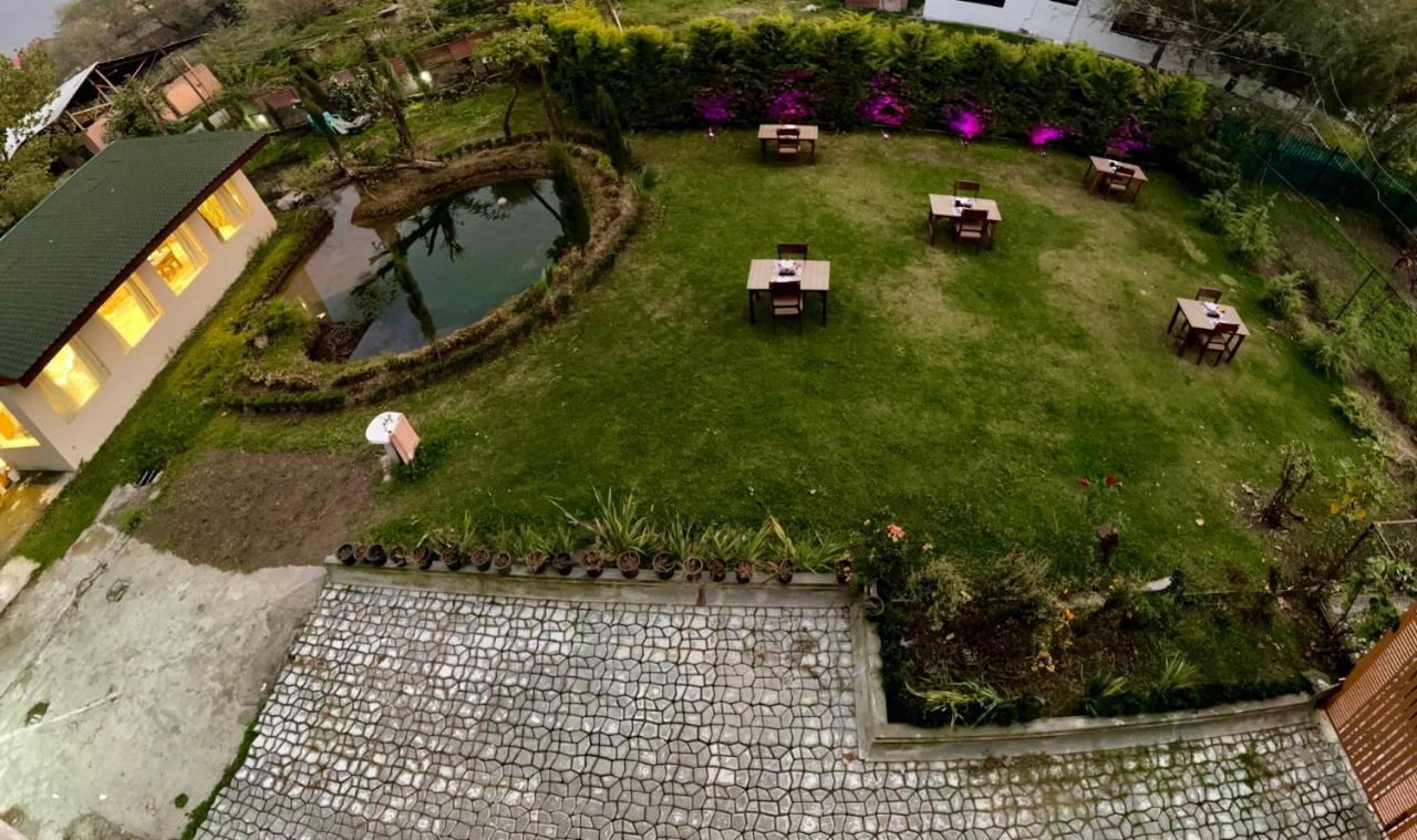 Lake Avenue, Dal Lake By Pattern
