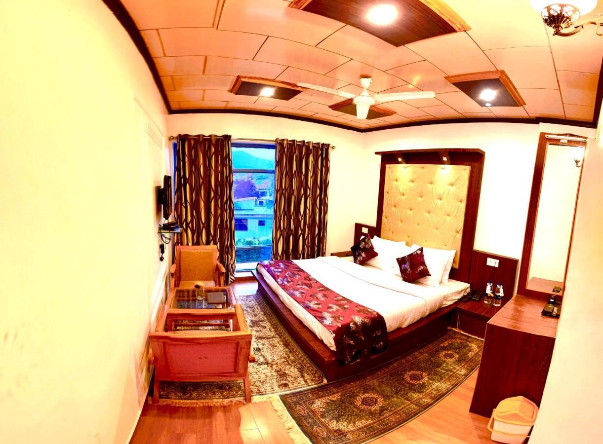 Lake Avenue, Dal Lake By Pattern 3*