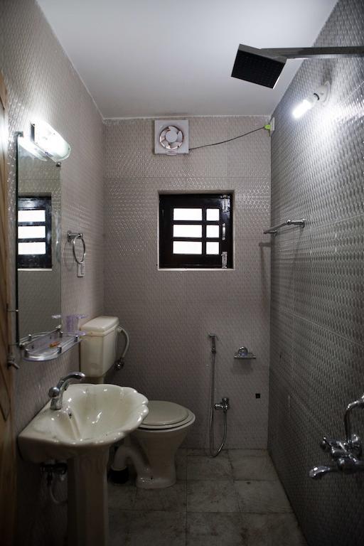 Kashmir Hotel Srinagar (Jammu and Kashmir)