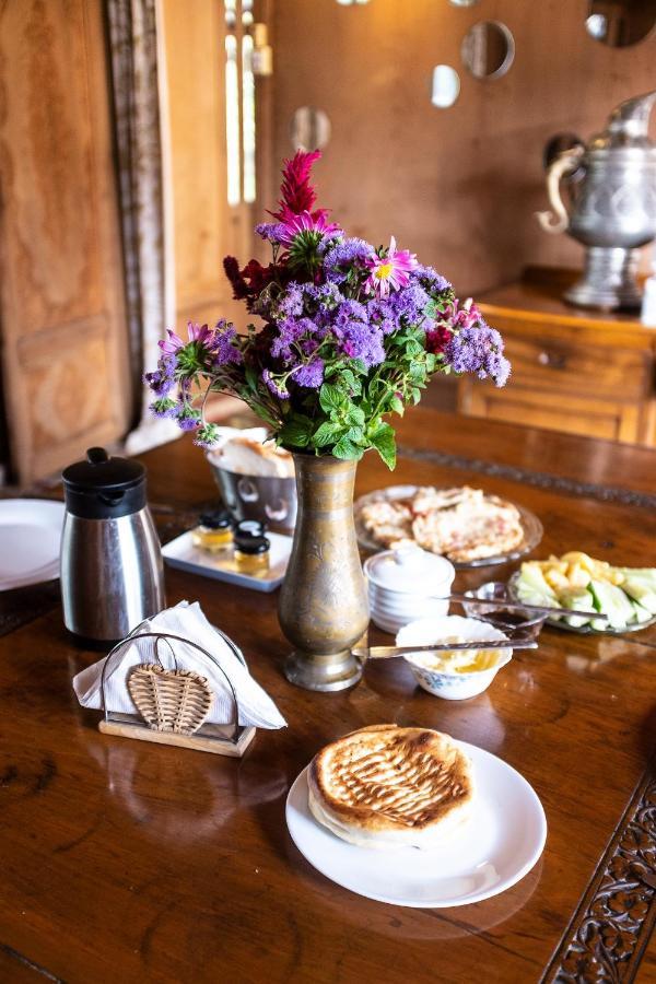Omar Khayam Houseboat Retreat Bed & Breakfast