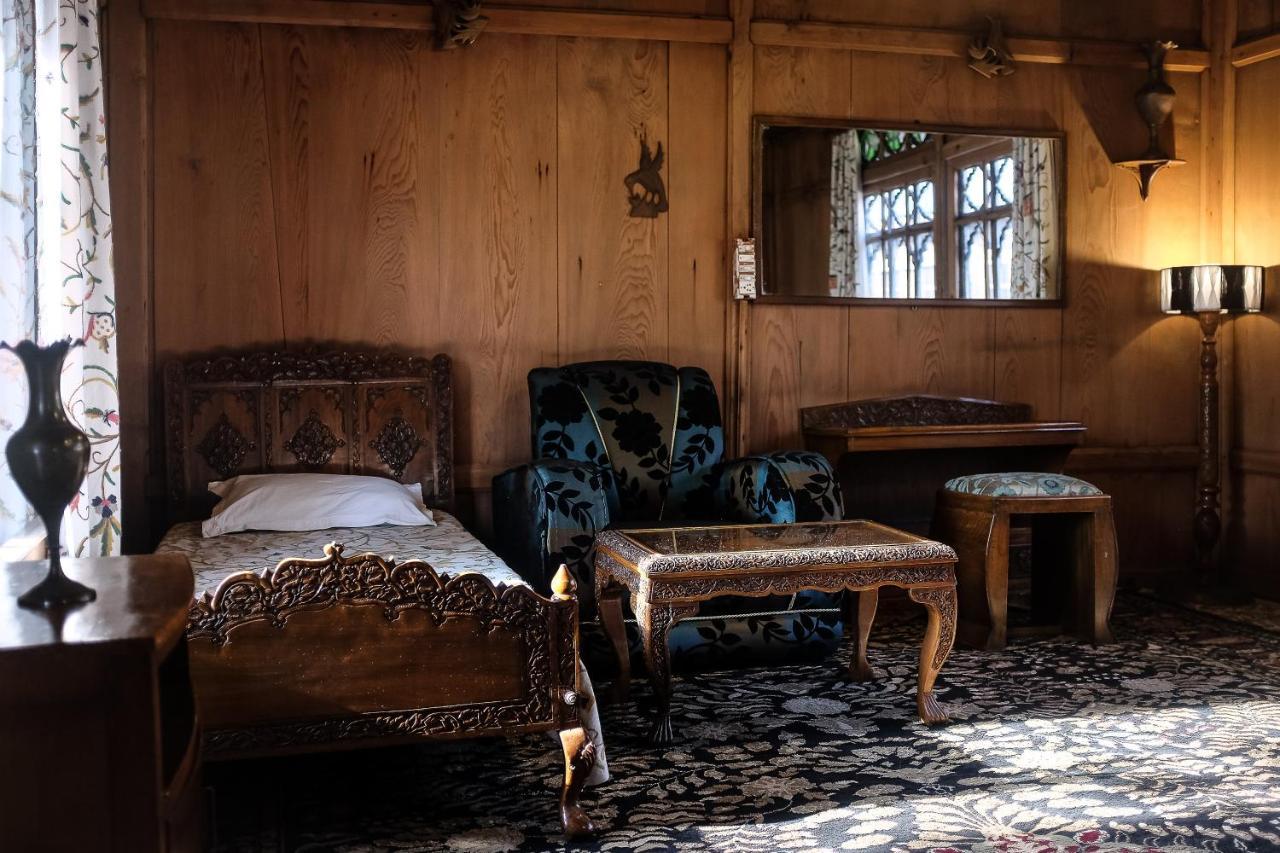 Omar Khayam Houseboat Retreat Bed & Breakfast Srinagar (Jammu and Kashmir)