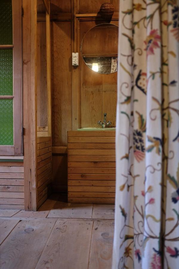 Bed & Breakfast Omar Khayam Houseboat Retreat