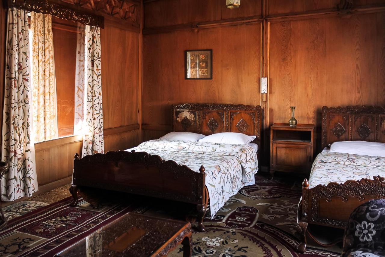 Omar Khayam Houseboat Retreat Bed & Breakfast