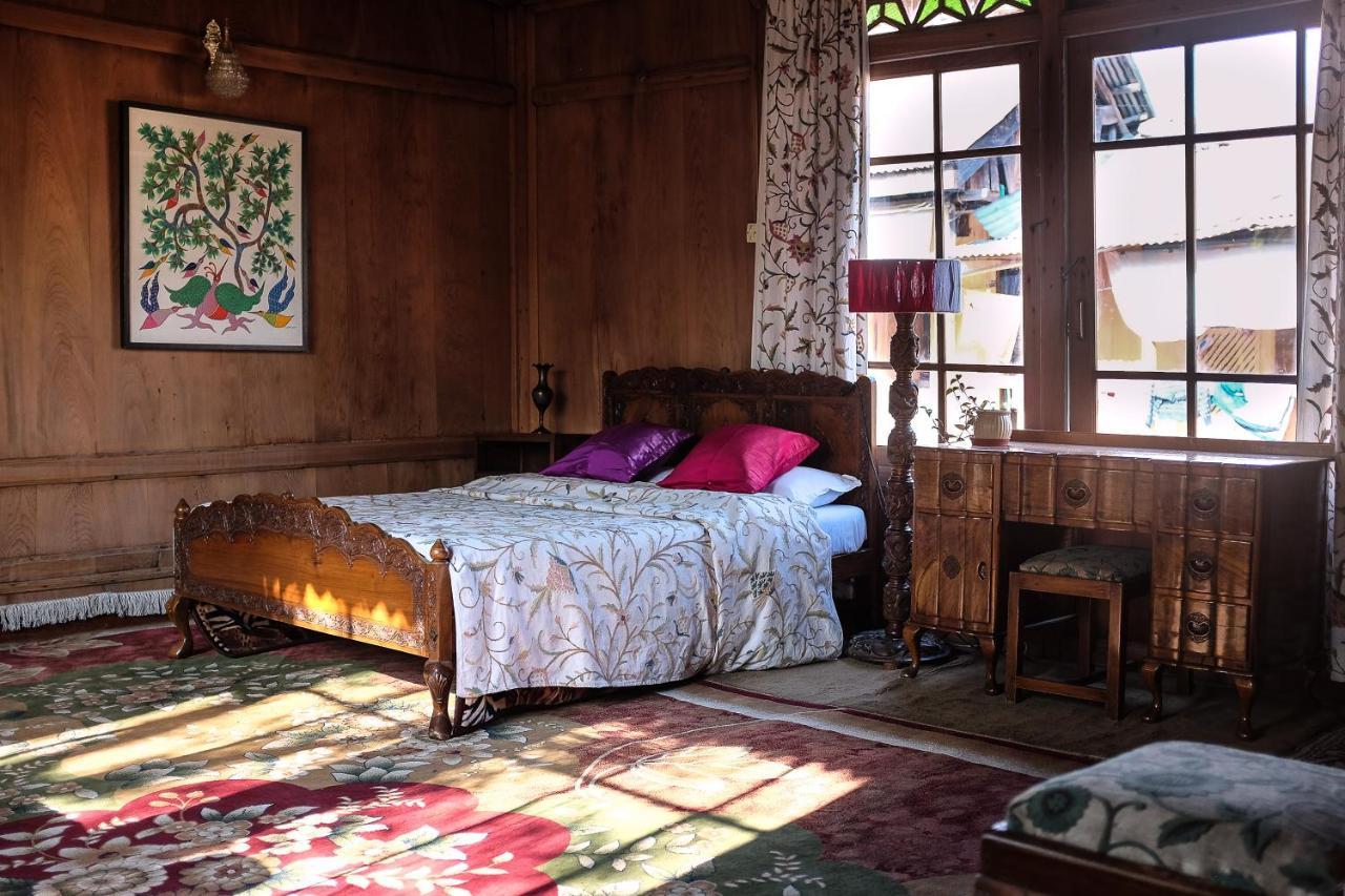 Omar Khayam Houseboat Retreat Bed & Breakfast Srinagar (Jammu and Kashmir)