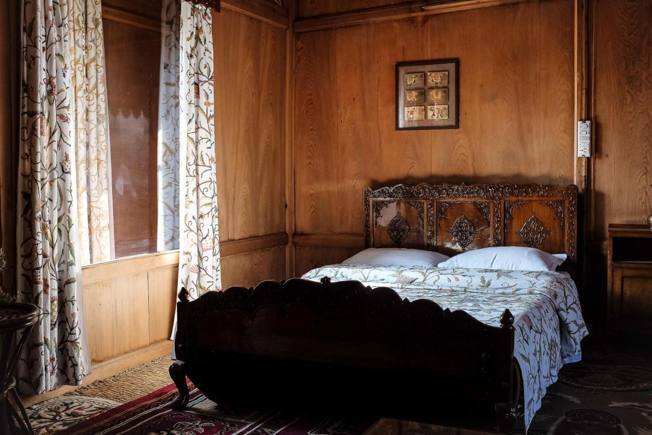 Omar Khayam Houseboat Retreat Bed & Breakfast