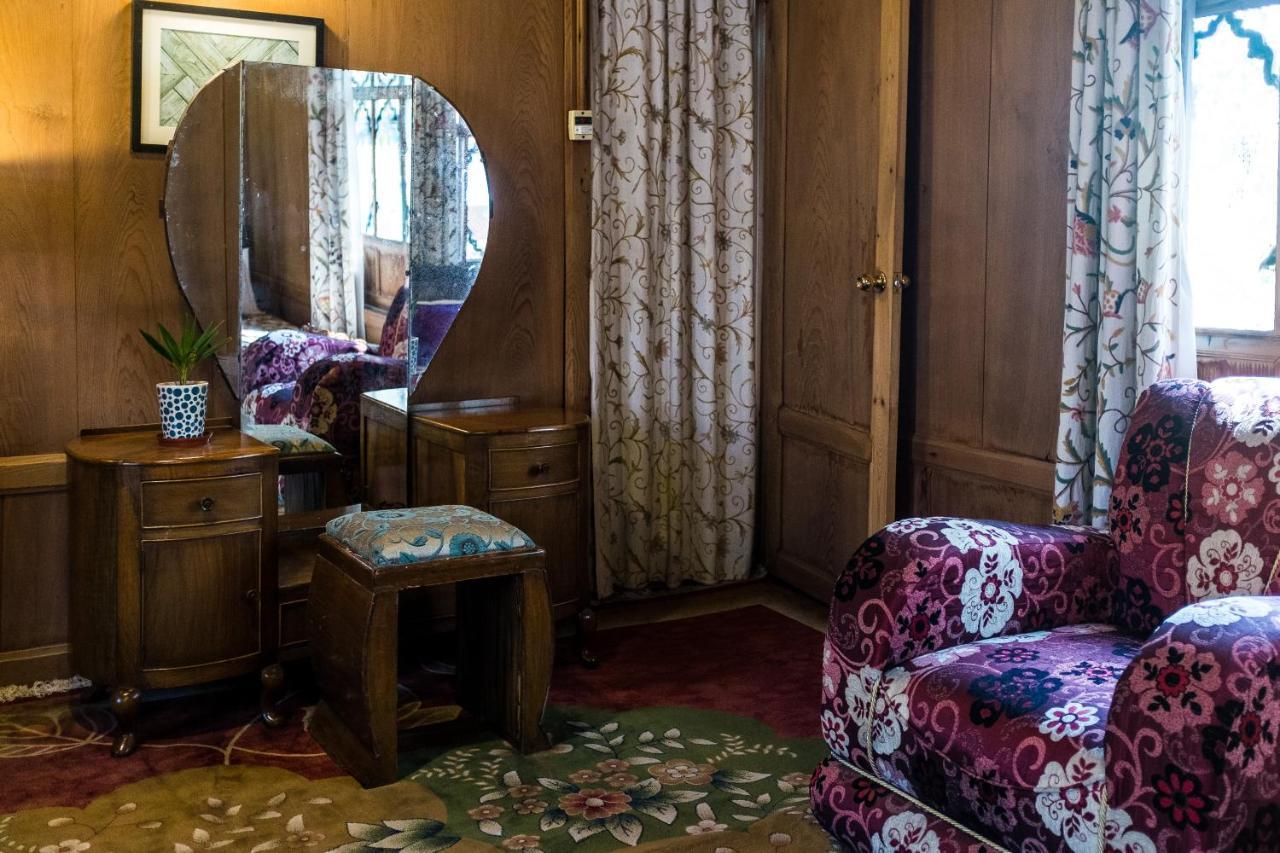 Omar Khayam Houseboat Retreat Bed & Breakfast Srinagar (Jammu and Kashmir)