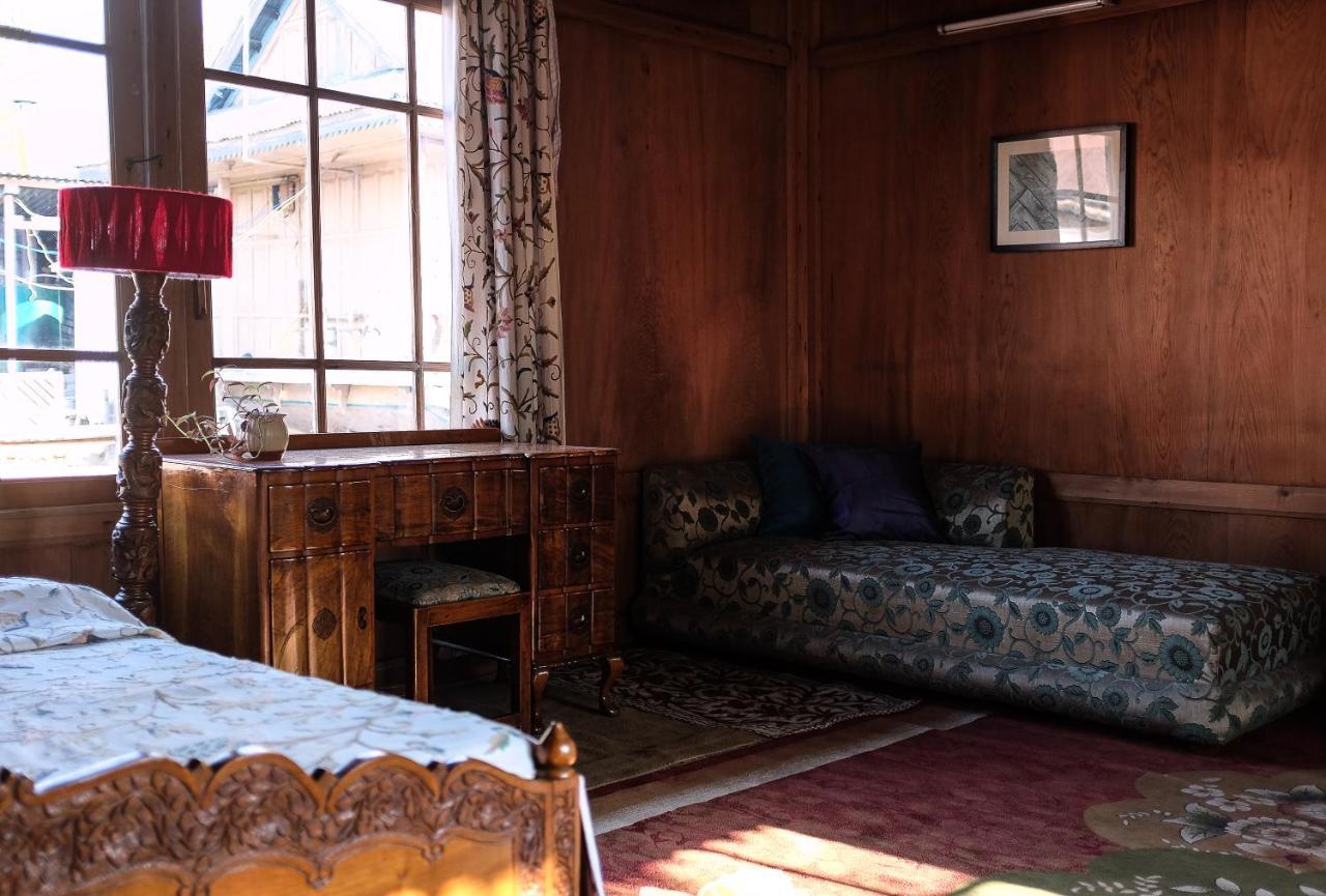 Omar Khayam Houseboat Retreat Bed & Breakfast Srinagar (Jammu and Kashmir)