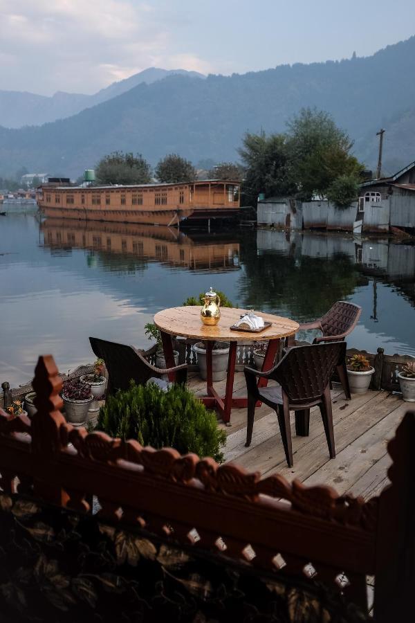 Omar Khayam Houseboat Retreat Bed & Breakfast Srinagar (Jammu and Kashmir)