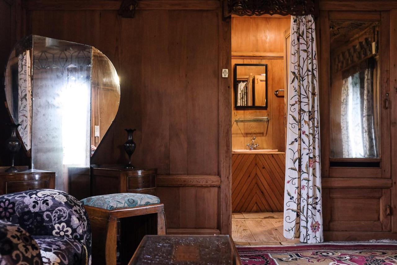 Omar Khayam Houseboat Retreat
