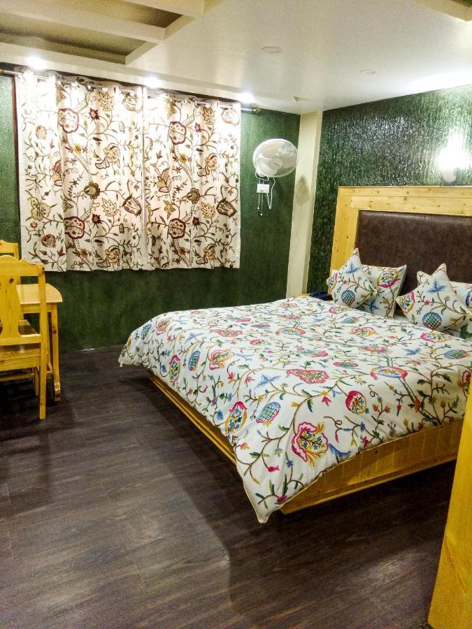 Hotel Holiday Villa Srinagar (Jammu and Kashmir)