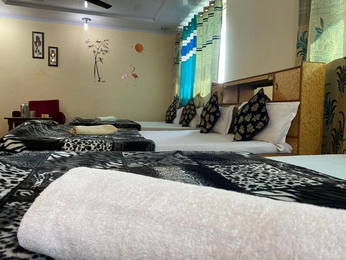 Hotel Young Mamta Srinagar (Jammu and Kashmir)
