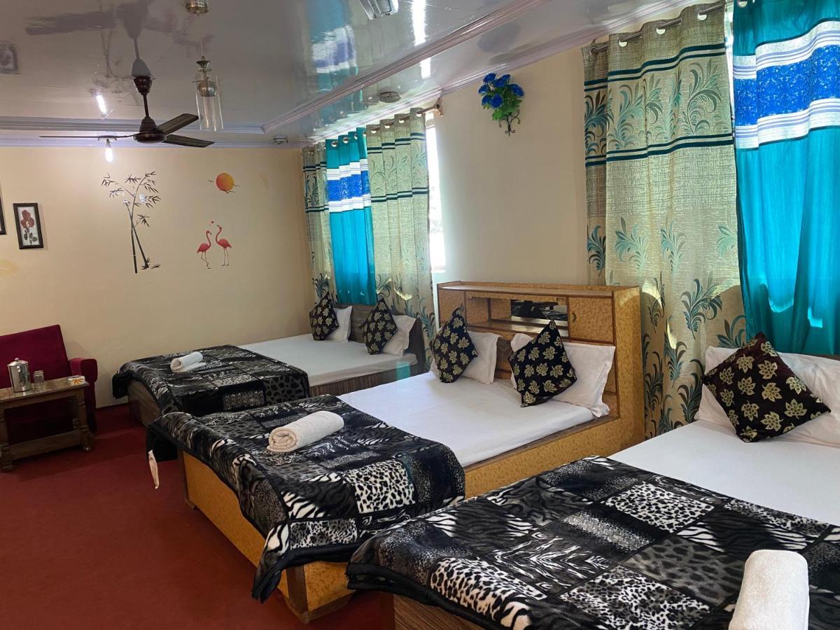 Hotel Young Mamta Srinagar (Jammu and Kashmir)