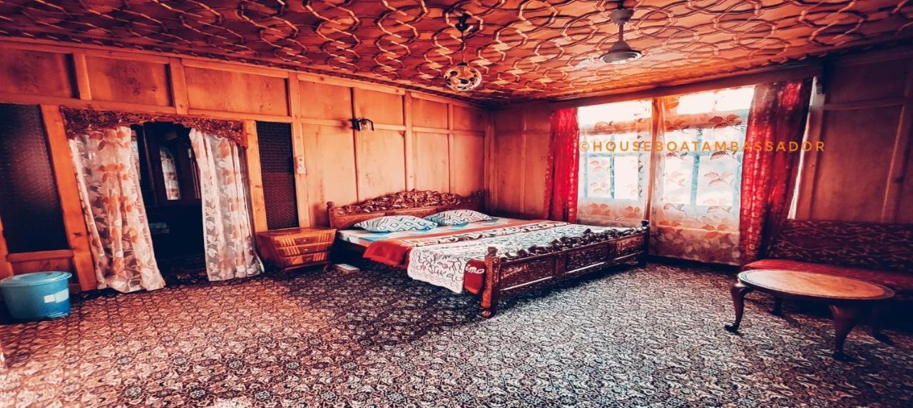 Houseboat Ambassador 3* Srinagar (Jammu and Kashmir)