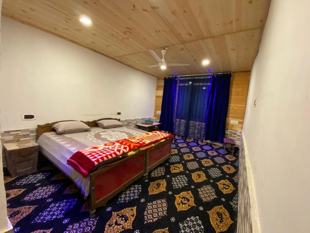 Hotel Lake Side Srinagar (Jammu and Kashmir)