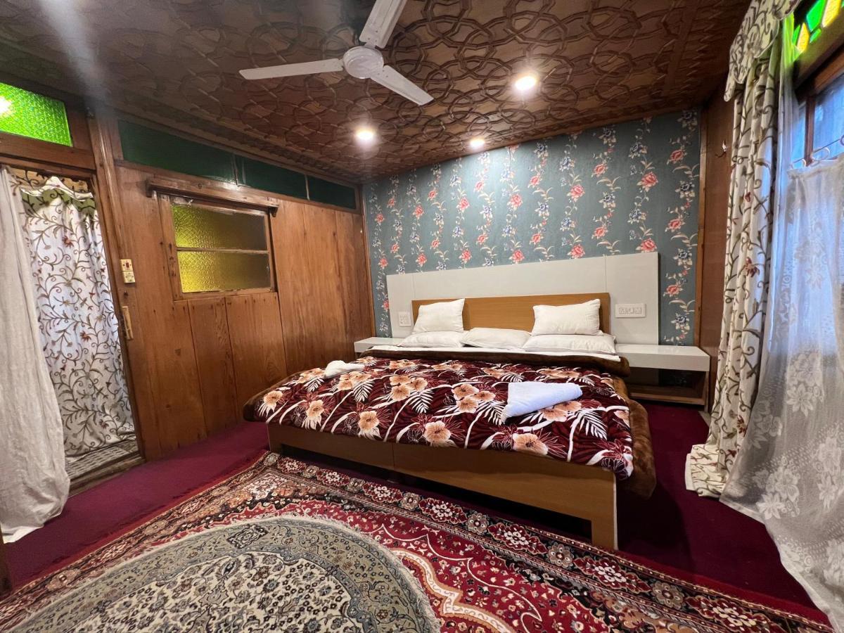 Botel Hayat Group Of Houseboats Srinagar (Jammu and Kashmir)