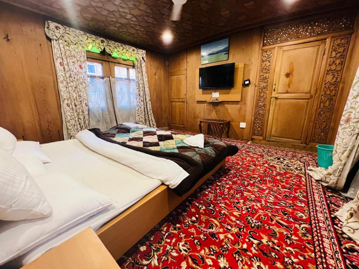 Botel Hayat Group Of Houseboats