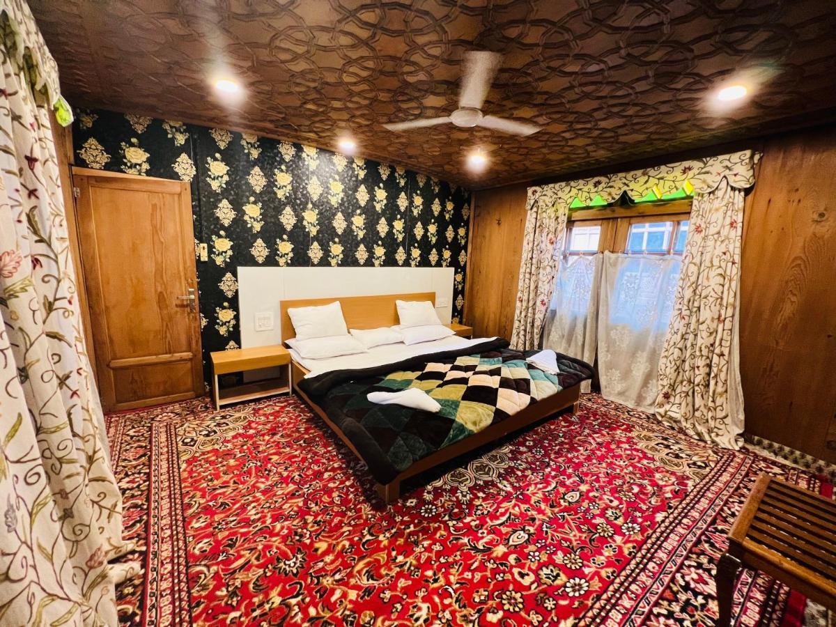 Botel Hayat Group Of Houseboats