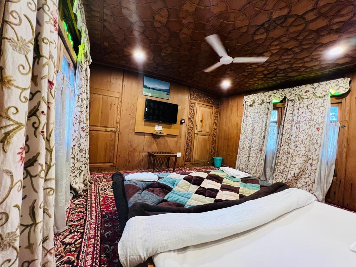 Hayat Group Of Houseboats Botel Srinagar (Jammu and Kashmir)