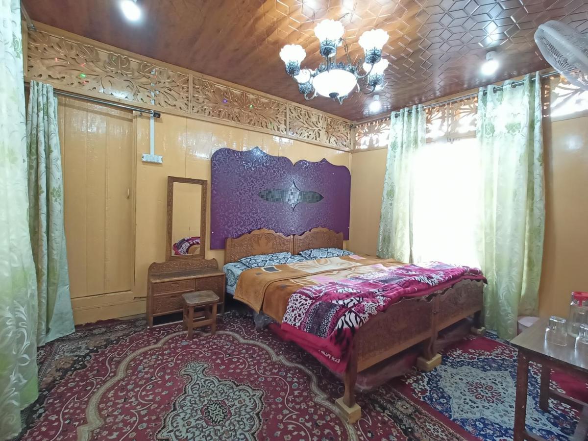 Houseboat New Jahangir And Morning Car 3* Srinagar (Jammu and Kashmir)