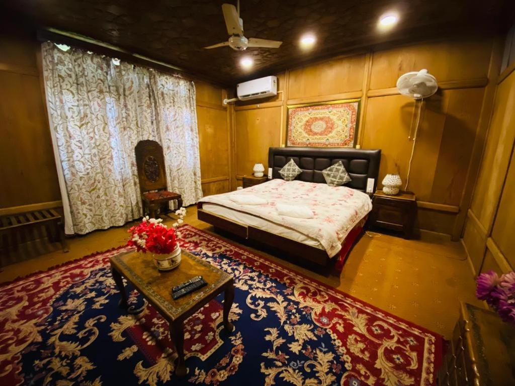 Hayat Group Of Houseboats