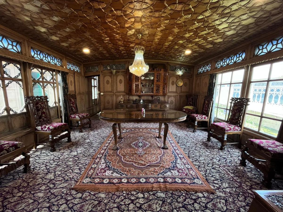 Floating Shanghai Group Of Houseboats Botel Srinagar (Jammu and Kashmir)