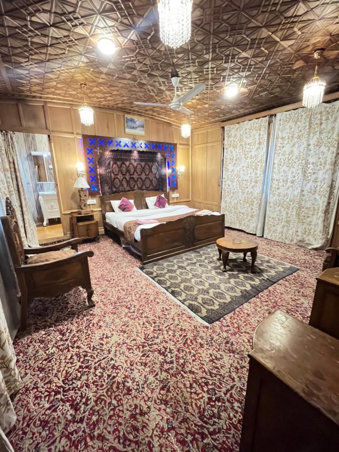Botel Floating Shanghai Group Of Houseboats Srinagar (Jammu and Kashmir)
