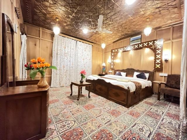 Botel Floating Shanghai Group Of Houseboats Srinagar (Jammu and Kashmir)