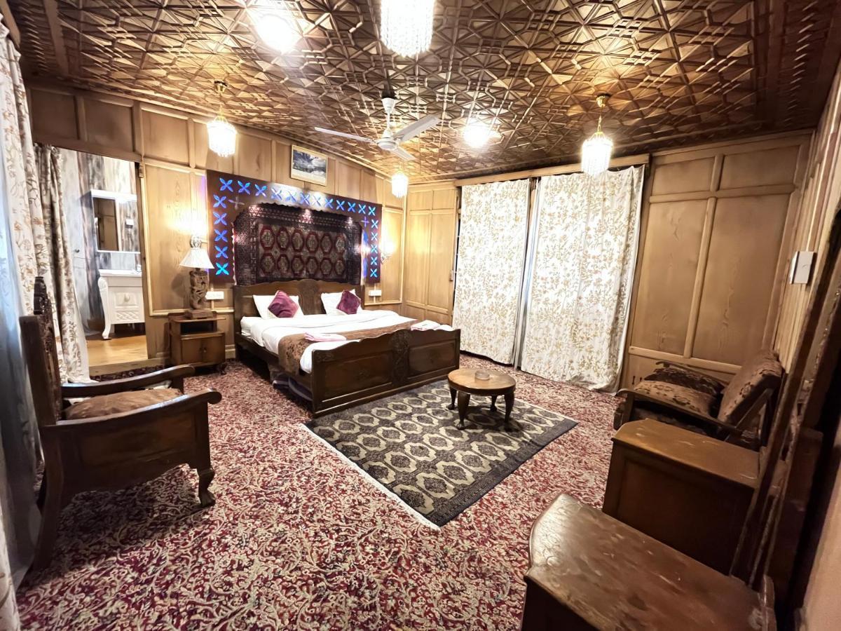 Botel Floating Shanghai Group Of Houseboats Srinagar (Jammu and Kashmir)