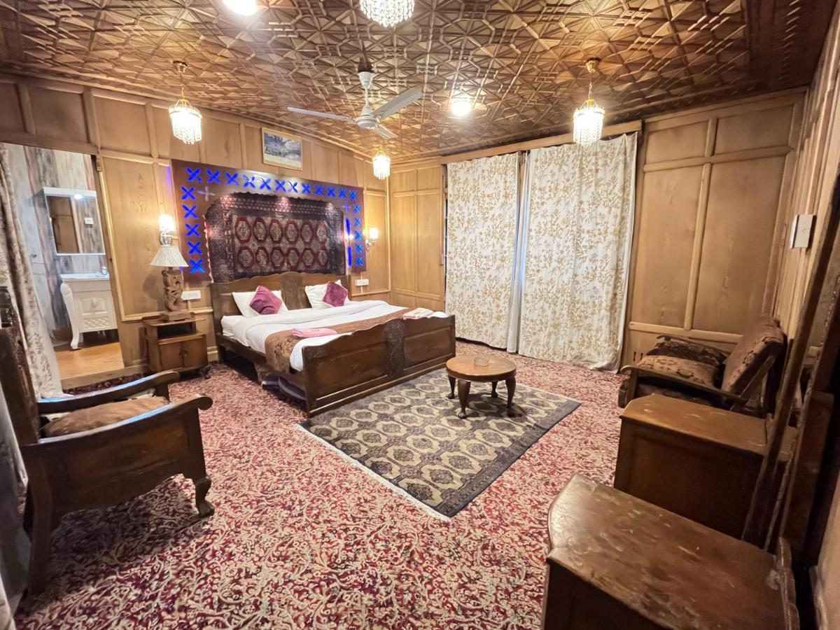 Floating Shanghai Group Of Houseboats Botel