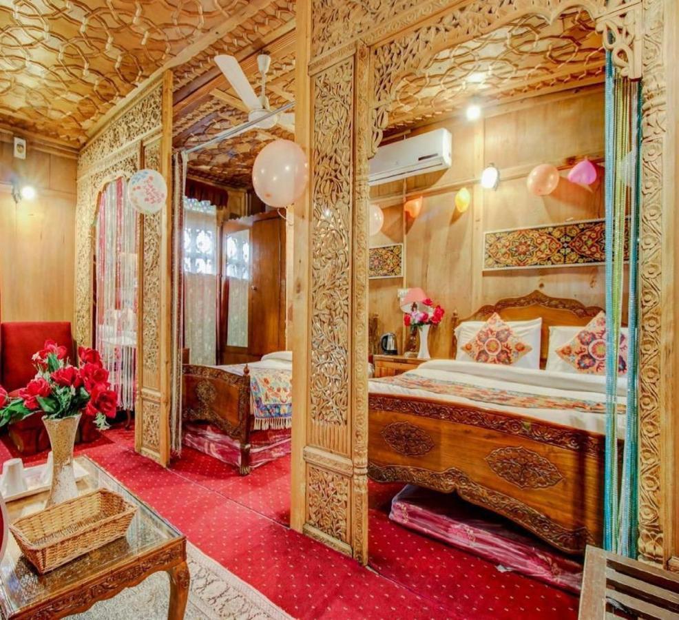 Floating Shanghai Group Of Houseboats Botel