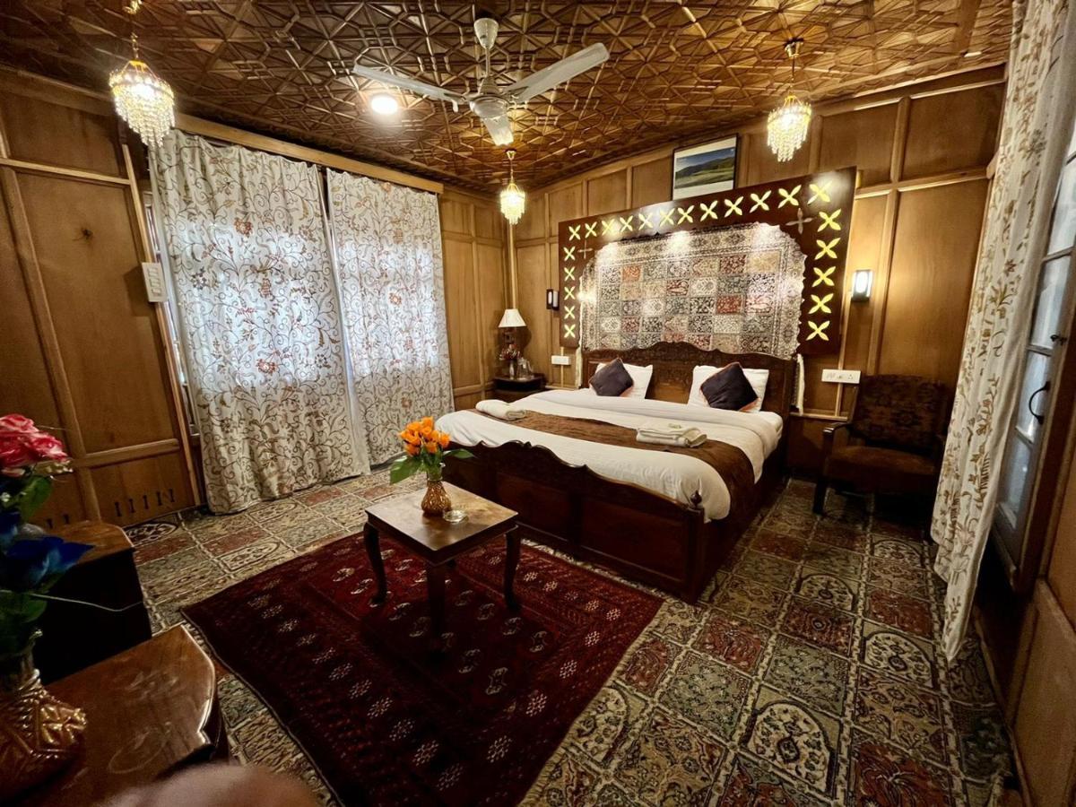 Floating Shanghai Group Of Houseboats Botel 4*